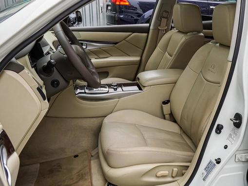 Infiniti Q70