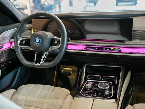 BMW i7